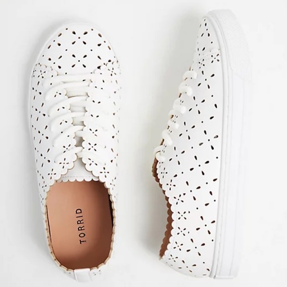 💕SOLD💕Torrid WHITE FAUX LEATHER LASER CUT SNEAKER (WW) size 9 - Picture 3 of 5